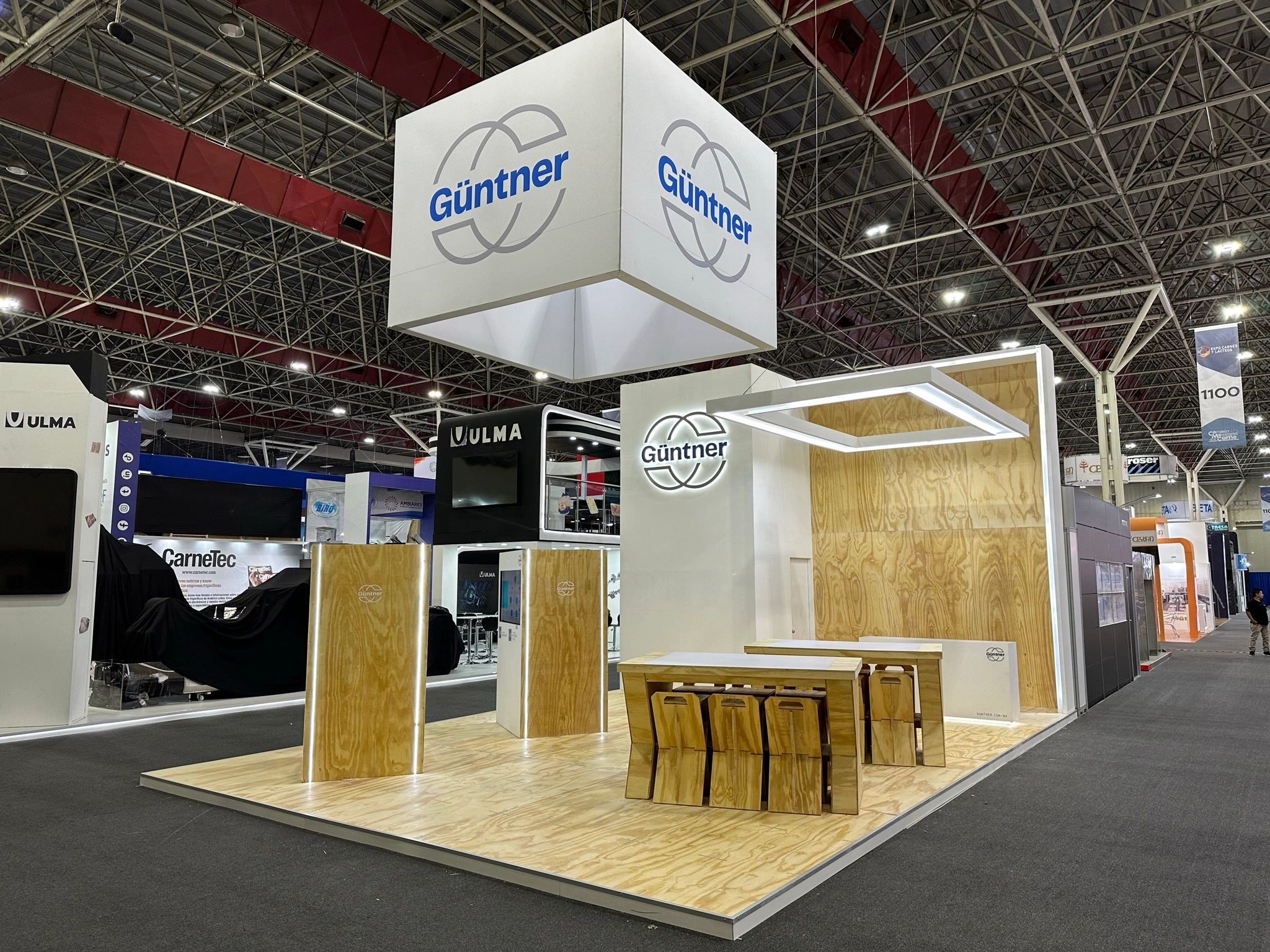 Stand y mobiliario en triplay de pino cortado en CNC, desarrollado por Xpo-Ideas