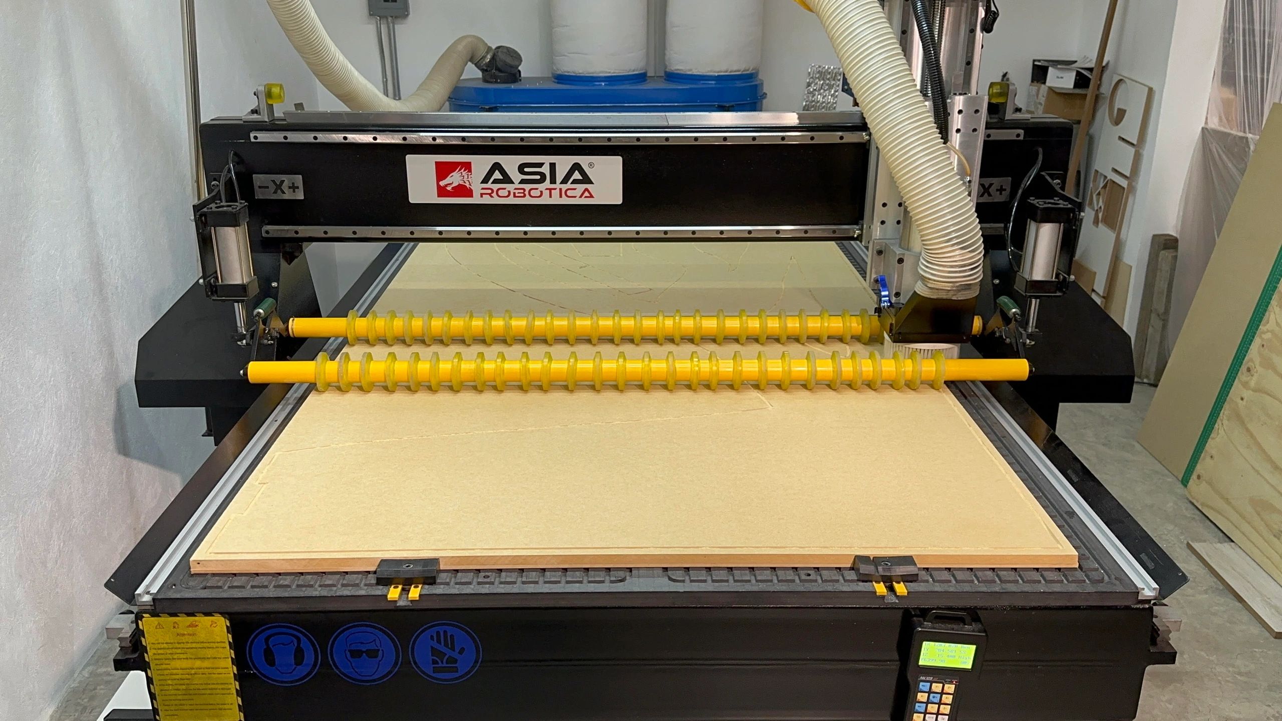 Router CNC del FabLab de Xpo-Ideas cortando piezas