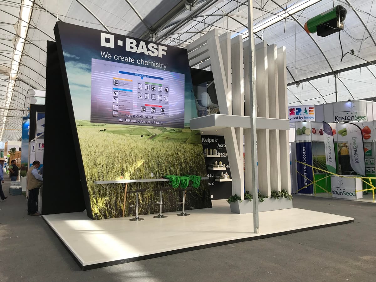Stand de BASF en exposición industrial
