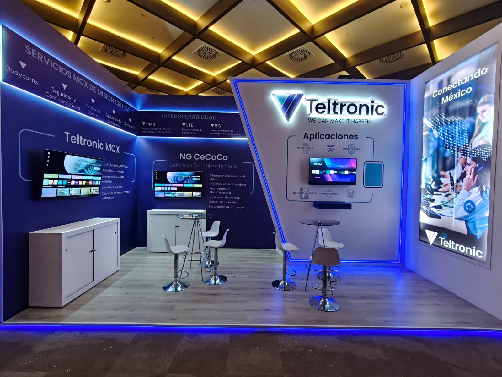 Stand de Teltronic 2025 con iluminación LED azul, diseñado y construido por Xpo-Ideas