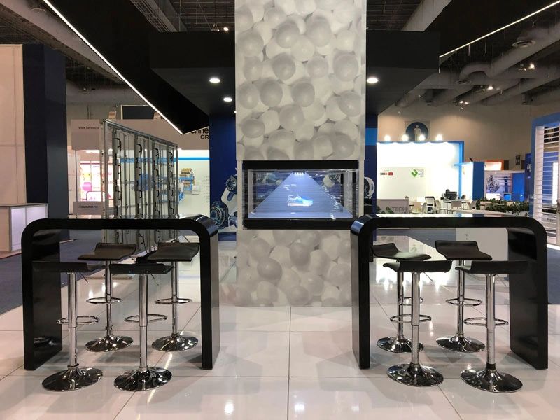 Holograma en movimiento integrado en un stand