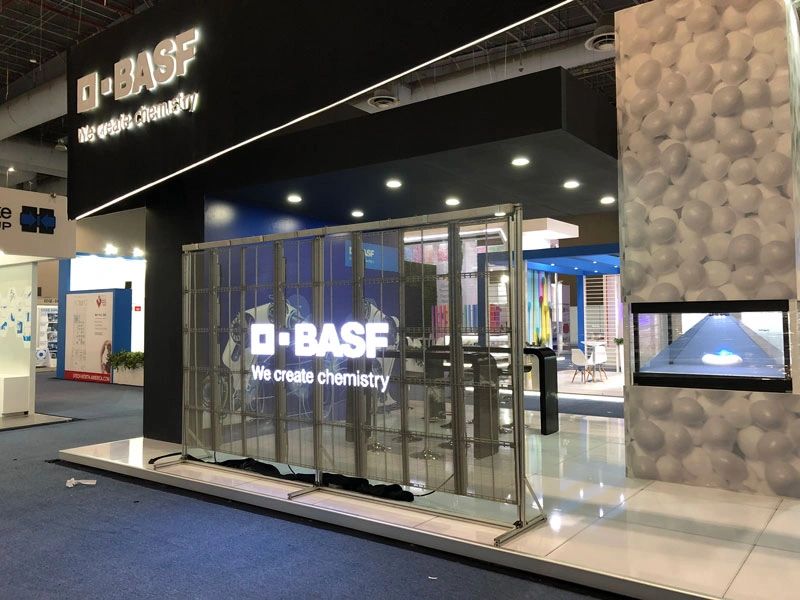 Pantalla LED transparente en stand de exposición
